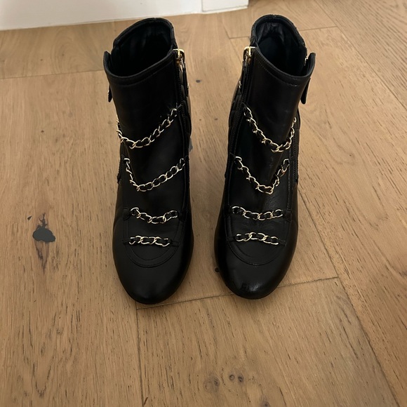Chanel Boots with chain detail - Picture 1 of 4